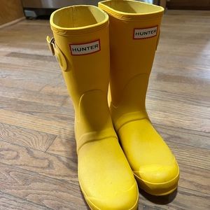 Women’s size 8 hunter rain boots yellow